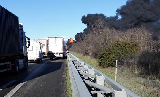 Camion incendiato pericolo sulla A21