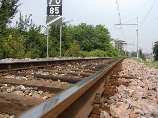 Mezzo di manutenzione esce dai binari: disagi sulla linea per Saronno