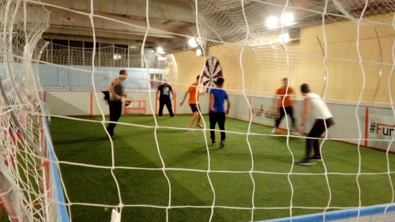 Tutti in gabbia per un torneo di calcio