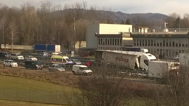Camion perde il carico in 36 traffico rallentato