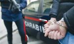 Droga sintetica, hashish e due coltelli nascosti in casa, arrestato 28enne