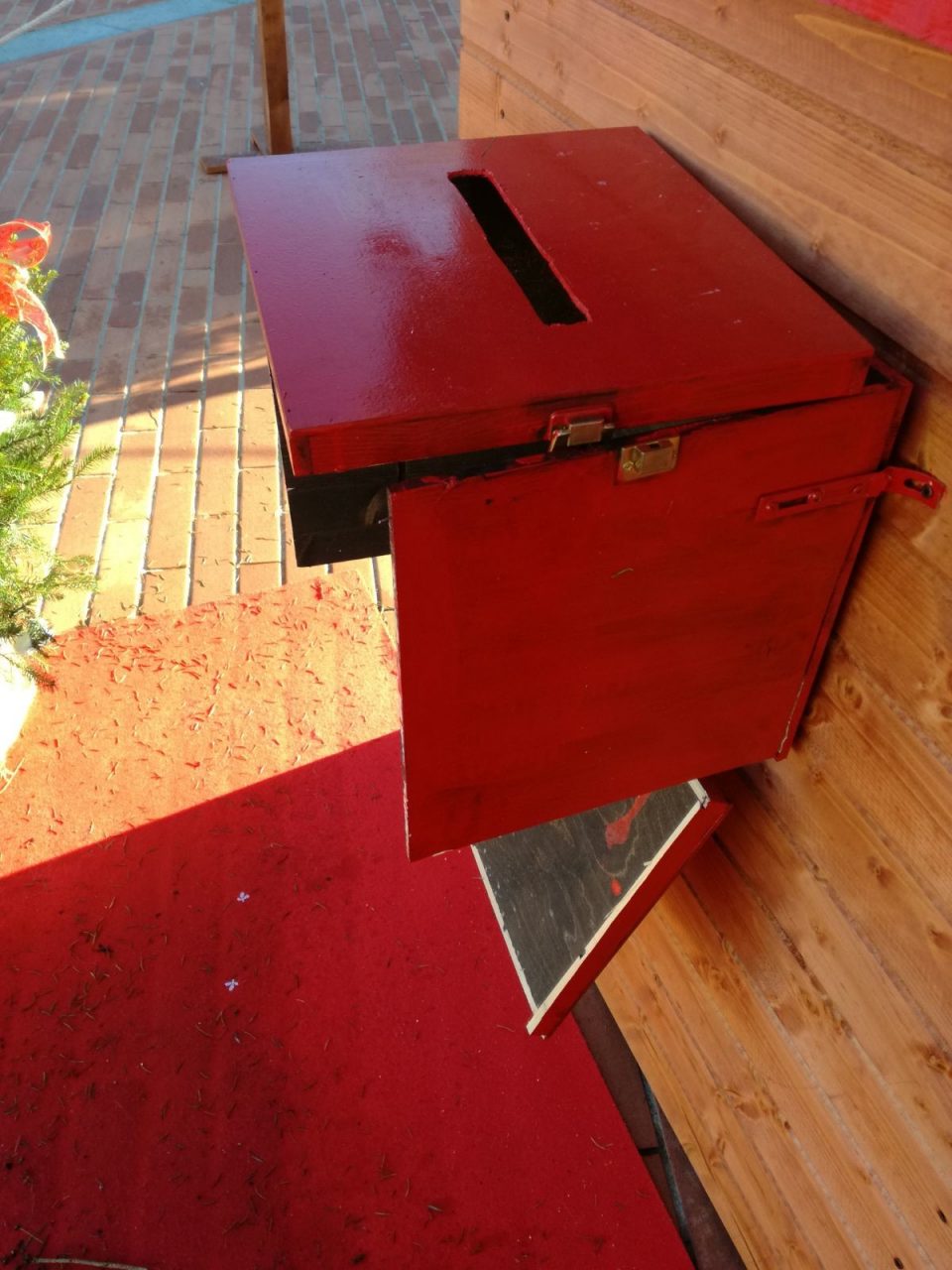 Vandali contro la “Casa di Babbo Natale” di Gerenzano – LE FOTO