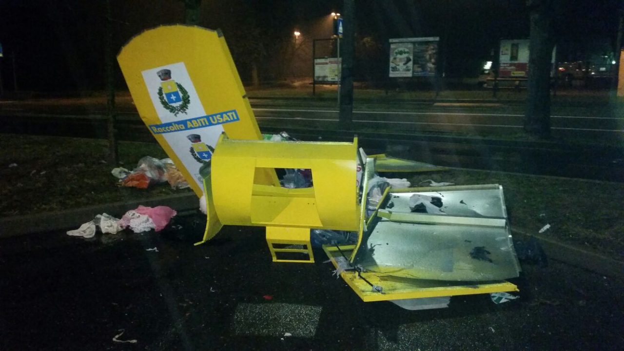 Petardo nel cassonetto dei vestiti per i poveri