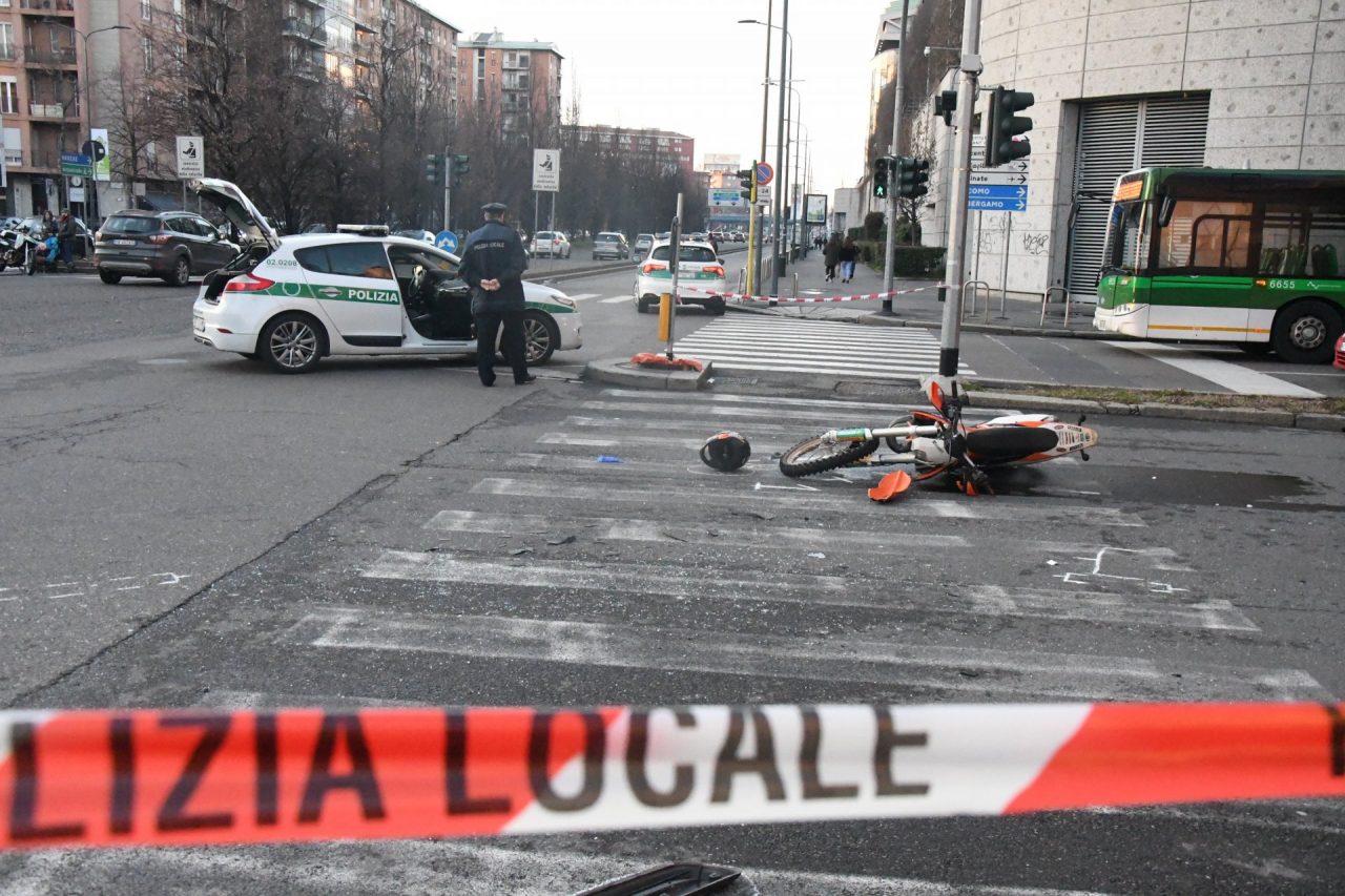 Grave incidente a Milano: due adolescenti in gravi condizioni