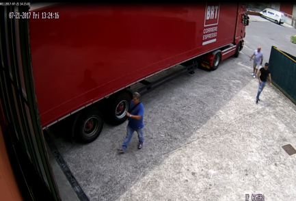 Dipendenti sequestrati e ditta rapinata: arrestati