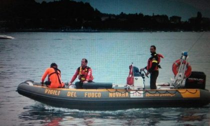 Arona barca a vela si incaglia: intervengono i pompieri