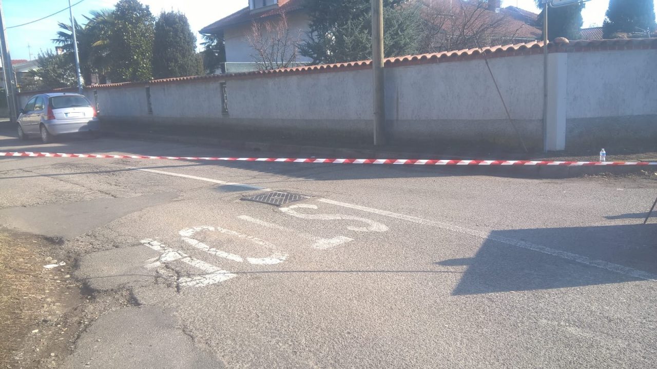 Residenti esasperati chiudono la strada