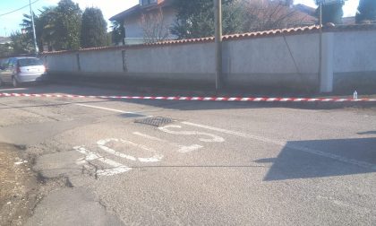 Residenti esasperati chiudono la strada