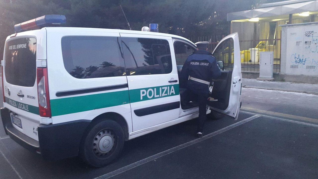 Cani chiusi in auto: il controllo della Polizia locale