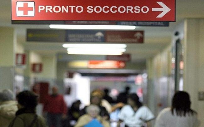 Famoso fotografo trovato in fin di vita dal figlio: morto in ospedale