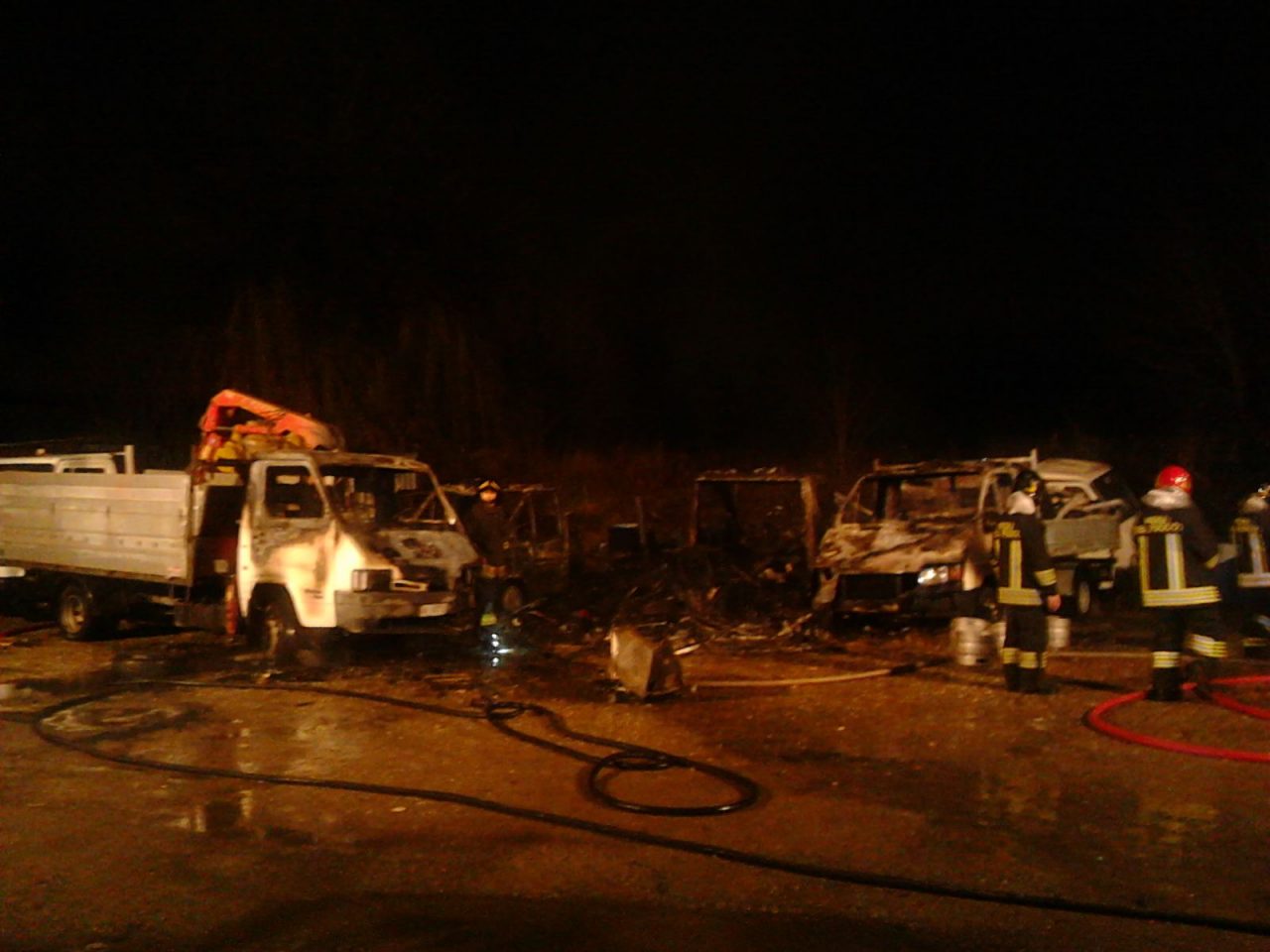 Furgoni e camper bruciati nella notte: erano vicini al campo nomadi