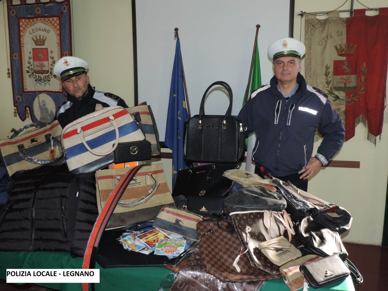 Sequestrati molti articoli venduti abusivamente