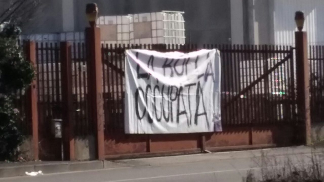 Occupato un capannone a Settimo
