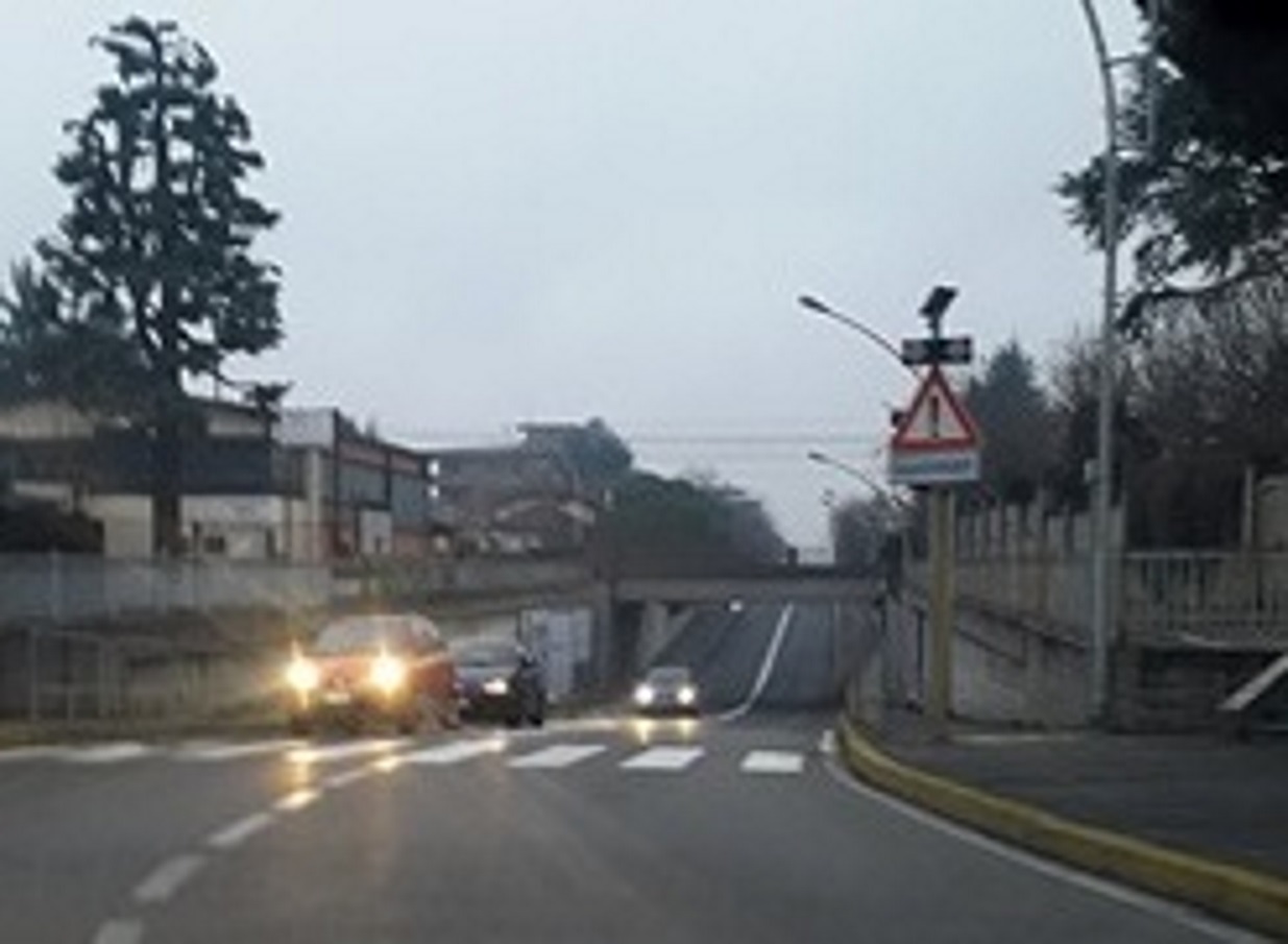 Camion perde il carico nel sottopasso
