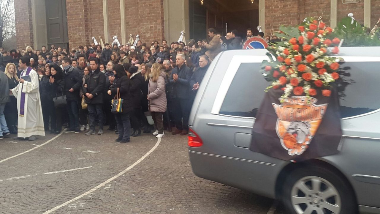 L’applauso di Canegrate per l’ultimo saluto a Federica VIDEO