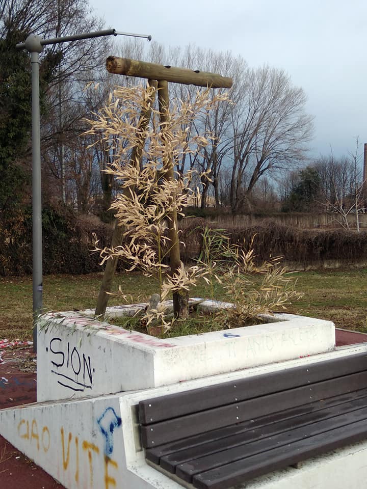 Vandali distruggono la ciclabile e… ne fanno un totem