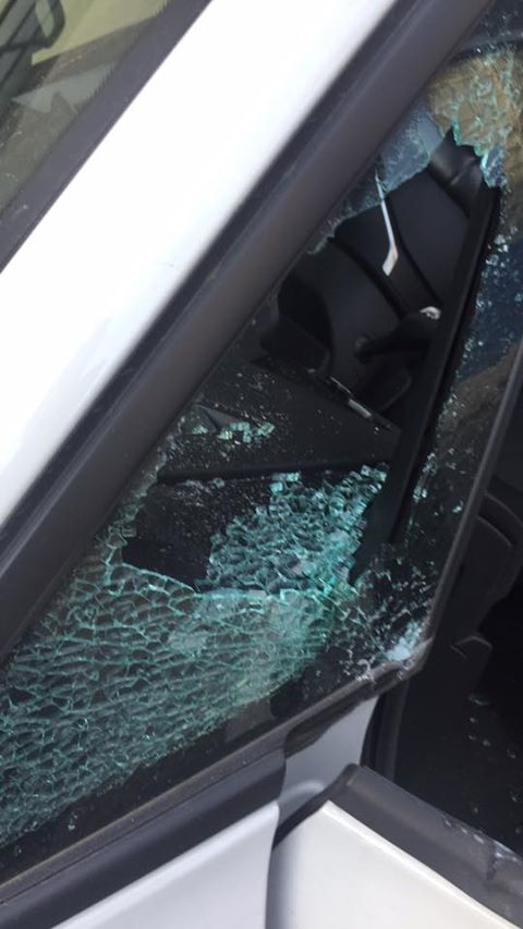 Rompono i finestrini delle auto per rubare