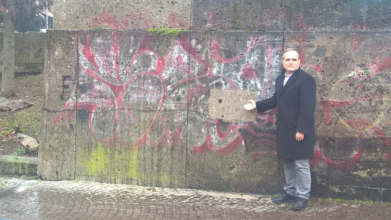 Pulizia scritte le prime prove per ripulire Saronno