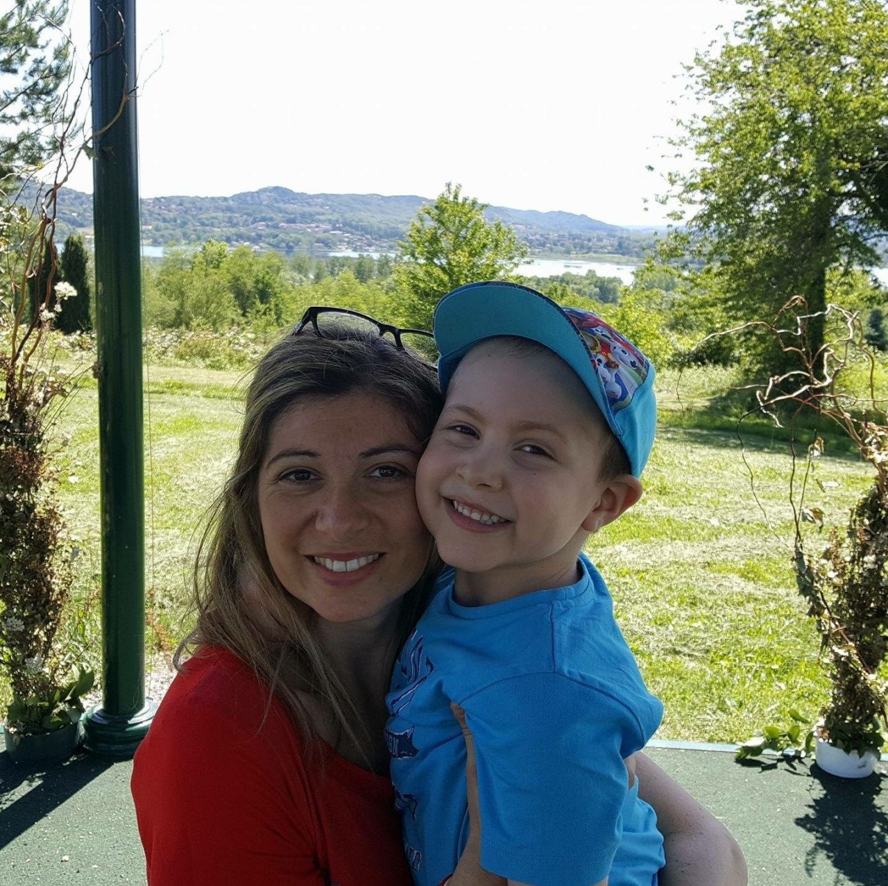 Carnago, Nicolò malato di leucemia con la mamma