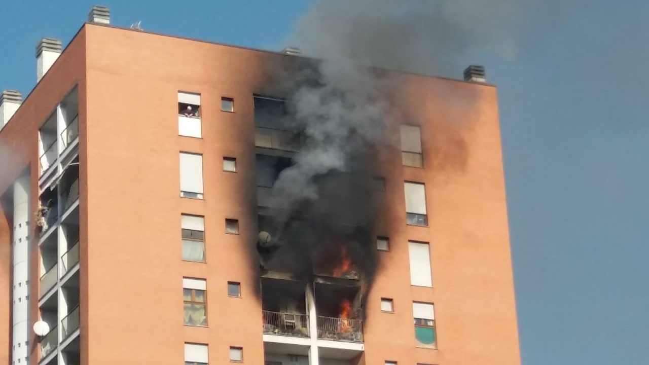 Incendio in un palazzo a Milano