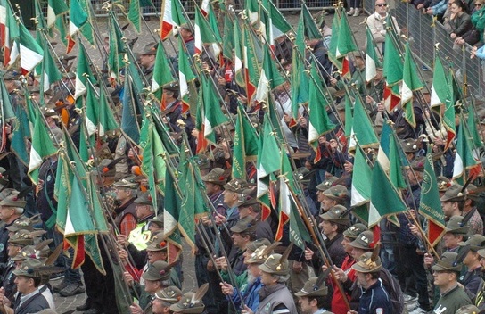 Gli Alpini salutano il generale di Corpo d’Armata Federico Bonato che cede il comando