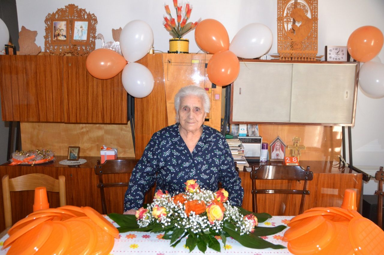Centenaria a Turate: tanti auguri nonna Maria