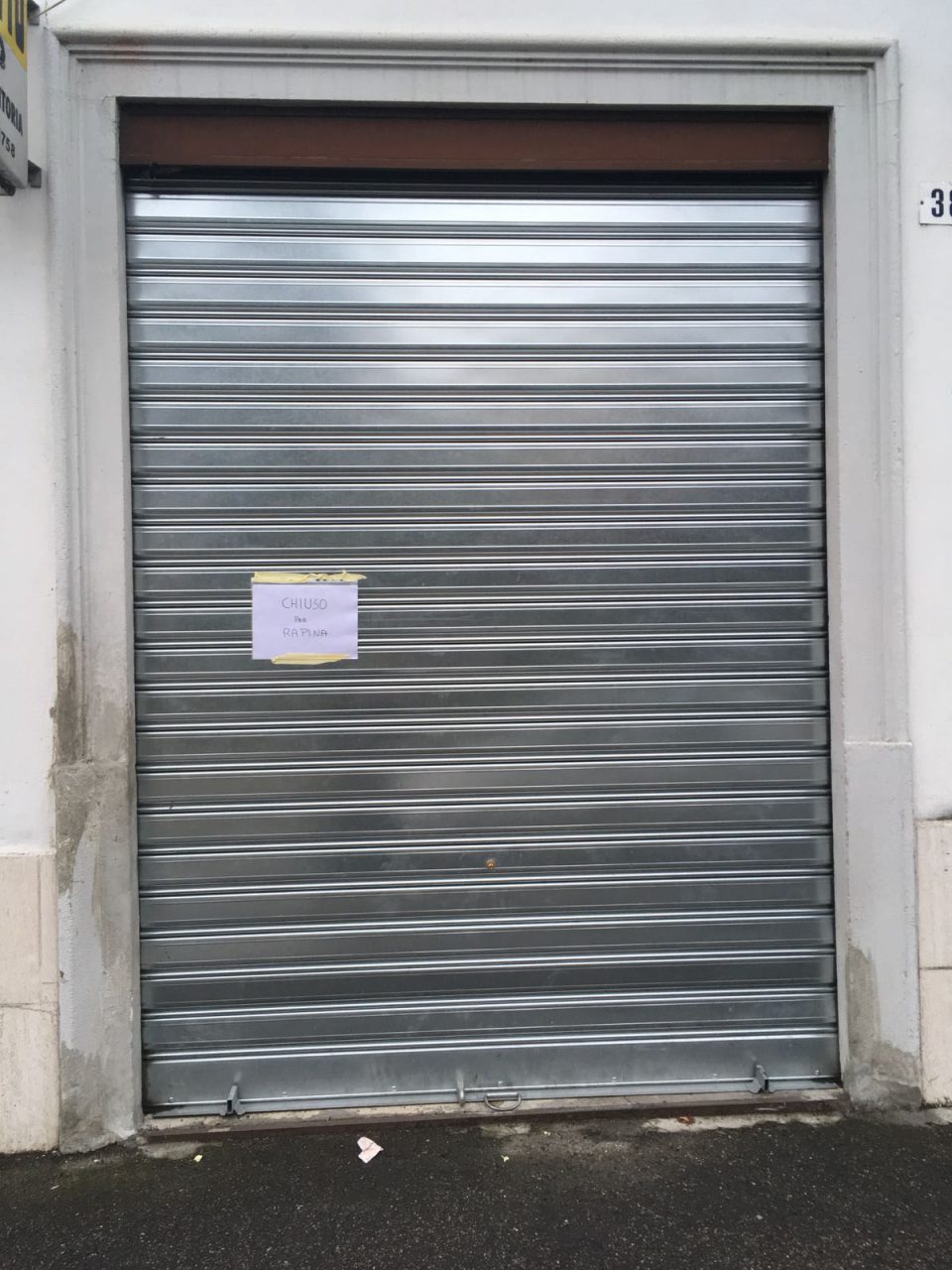 Tabaccaio reagisce e viene ferito dal rapinatore