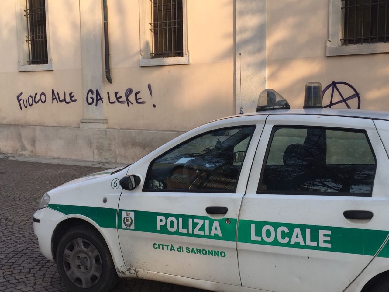 Saronno, scritte oltraggiose dopo corteo anarchici