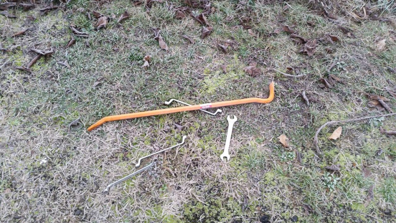 Ladri al campo sportivo, rubato pure il tagliaerba – LE FOTO