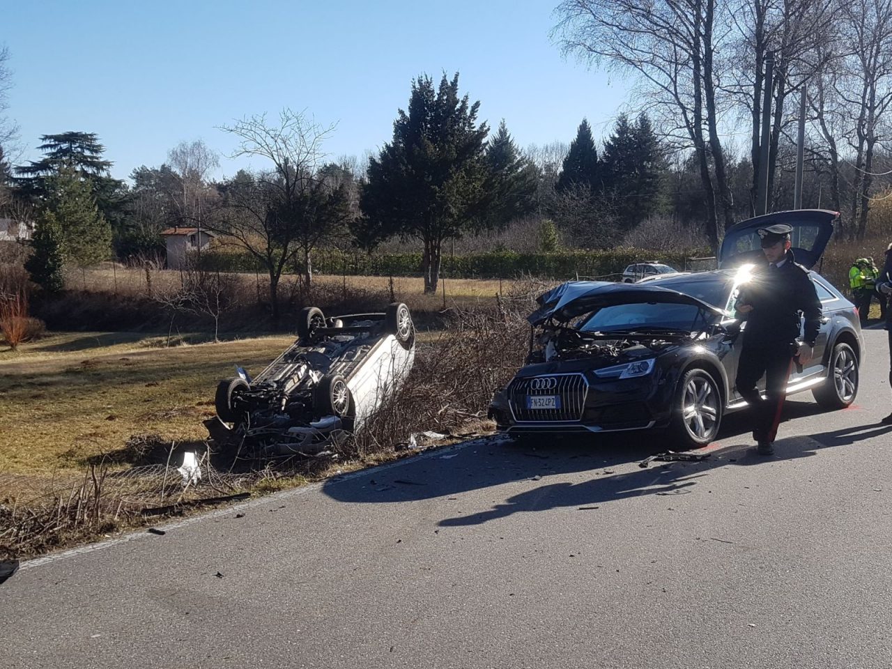 Incidente frontale a Pianbosco, auto ribaltata