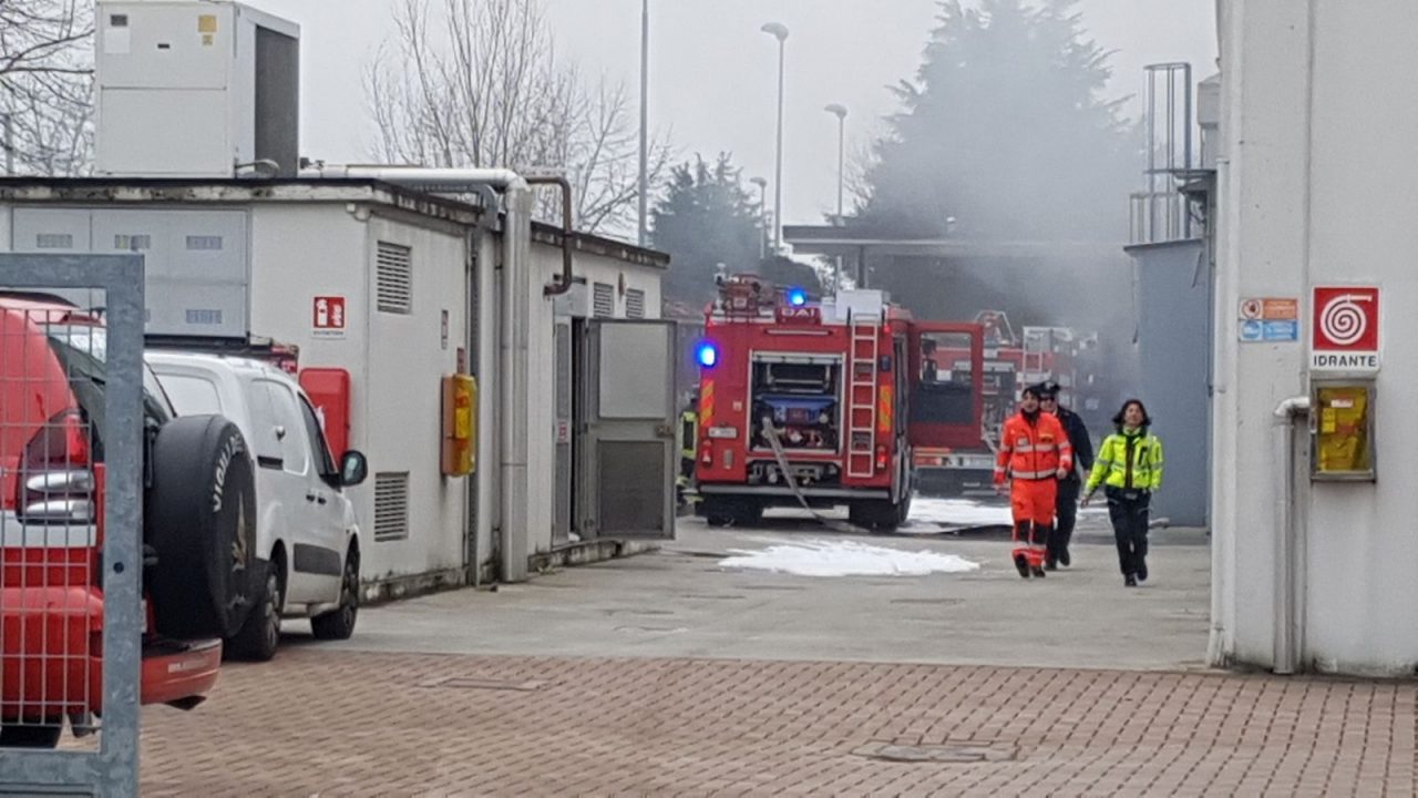 Grave incendio in una ditta chimica: un operaio ferito