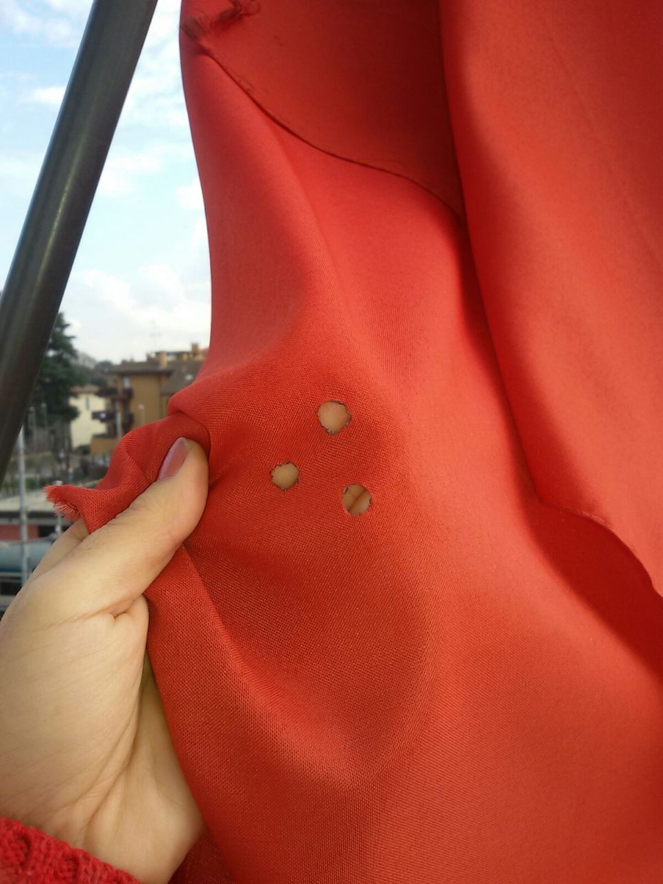 Vandalizzate le bandiere del Partito della Rifondazione Comunisra e del Partito Democratico