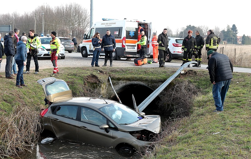 Malore al volante: donna di 66 anni con l’auto nel fosso a Gudo Visconti