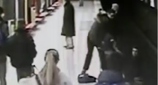 Bimbo salvato sui binari: ecco chi è l’eroe