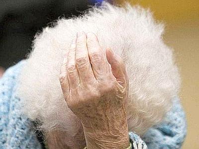 Picchia i genitori per la droga, arrestato