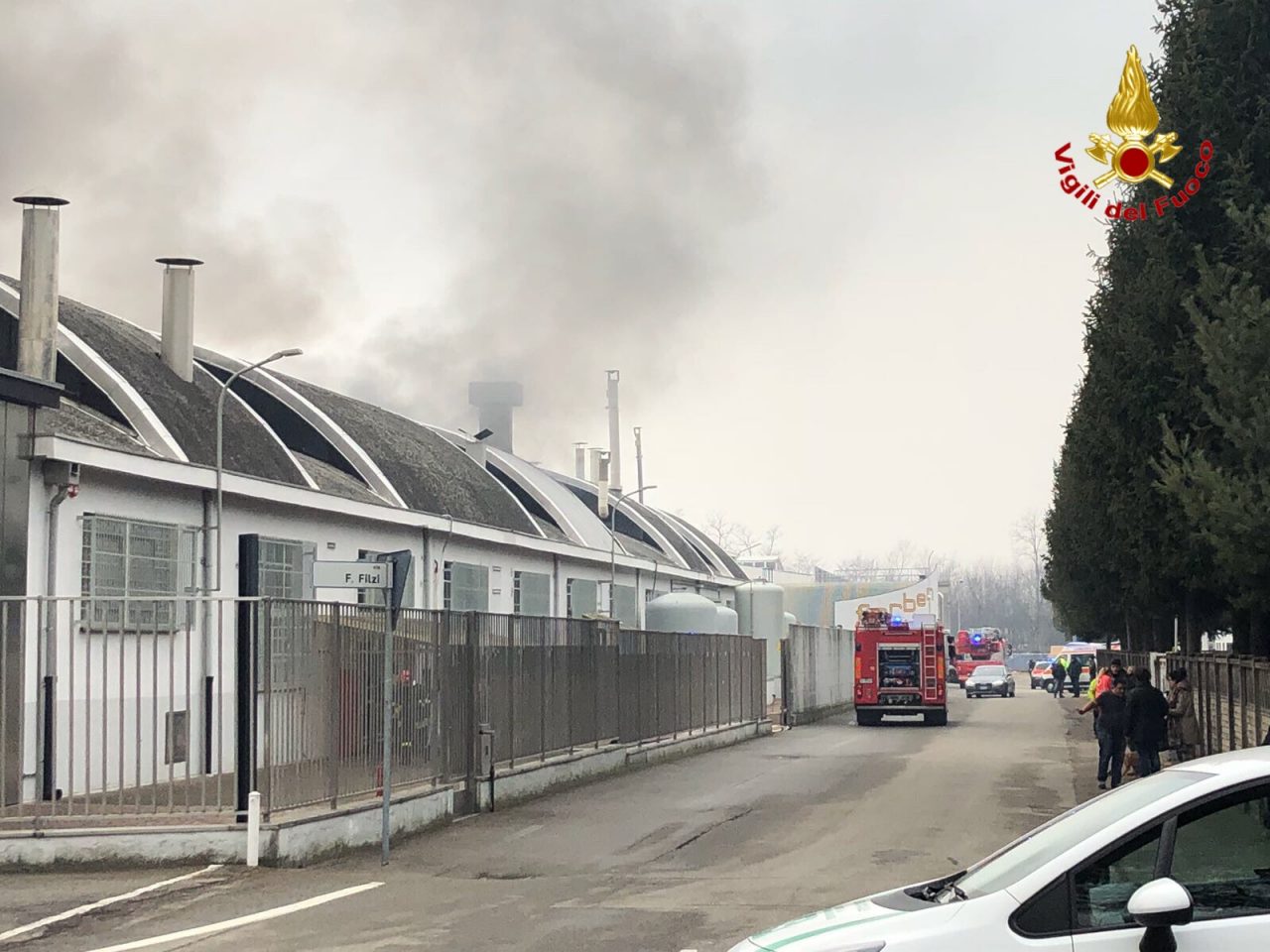 Incendio brucia ditta di tessuti FOTO