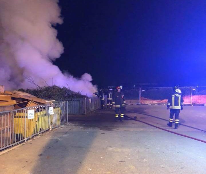 Fiamme all’ecocentro brucia un cassonetto