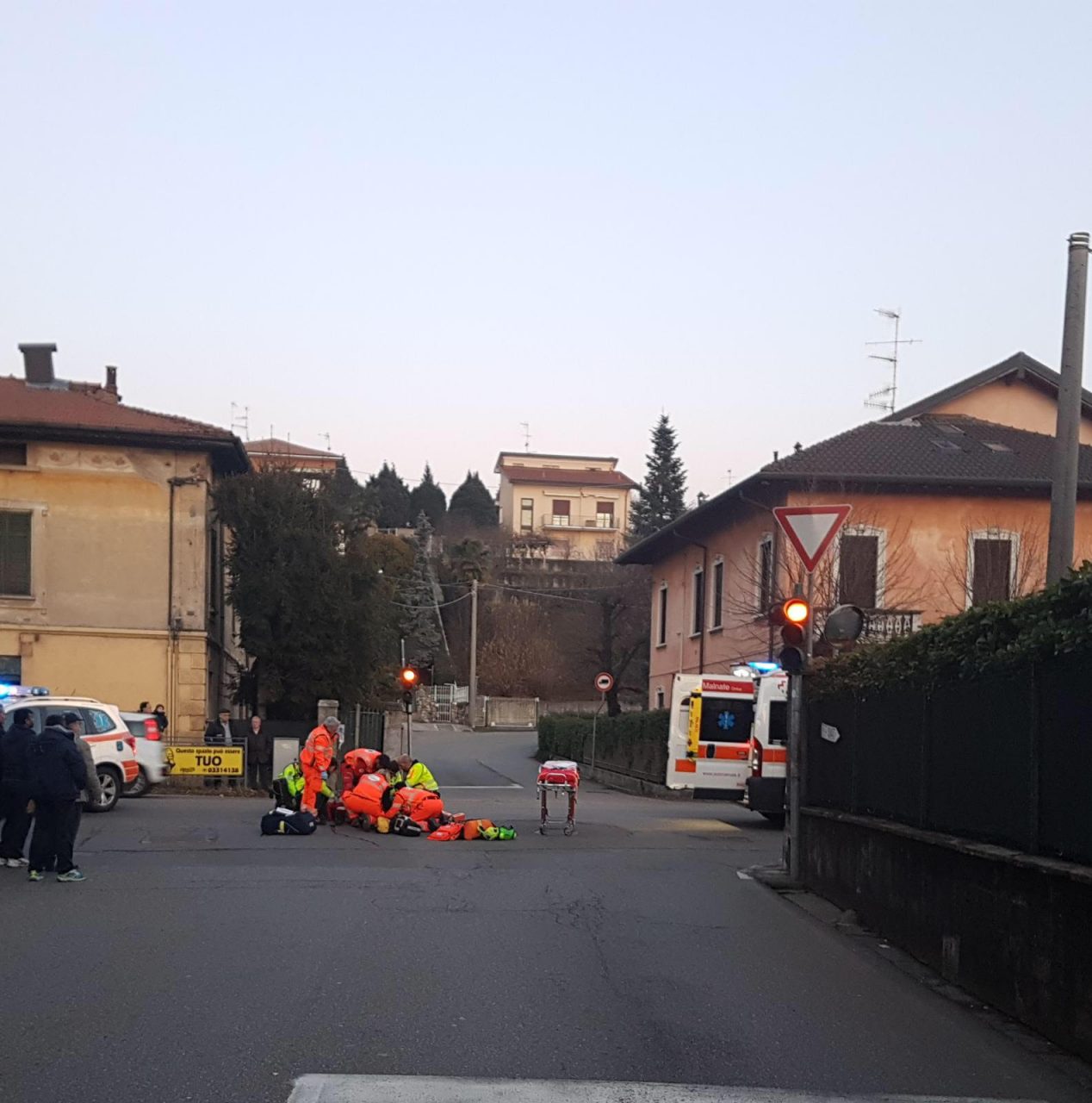 Cade dalla bici e si ferisce al volto, è grave