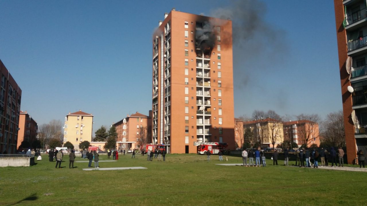 Incendio in un palazzo: gravissimo un bambino