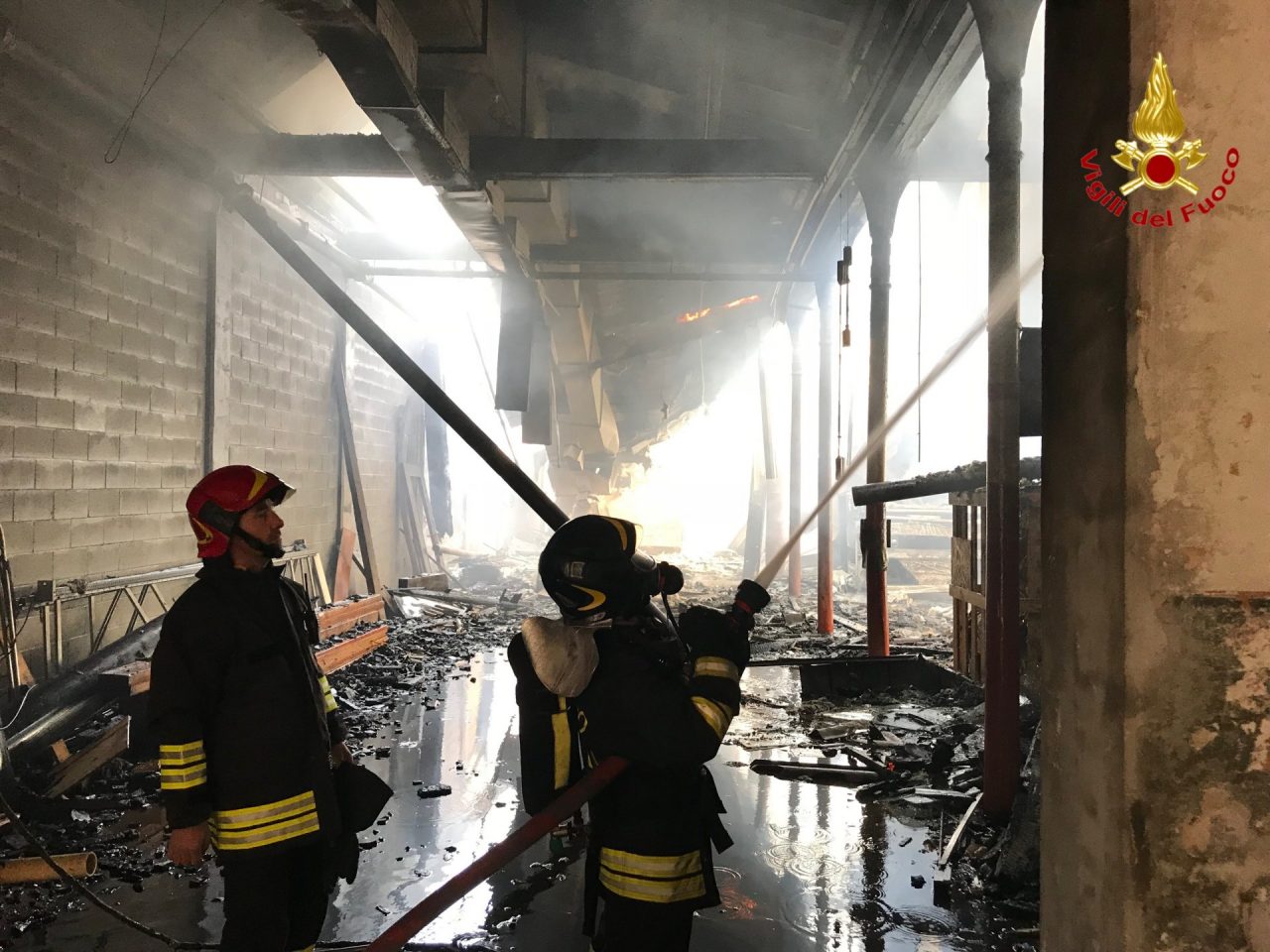 Incendio in un deposito a Solbiate Olona