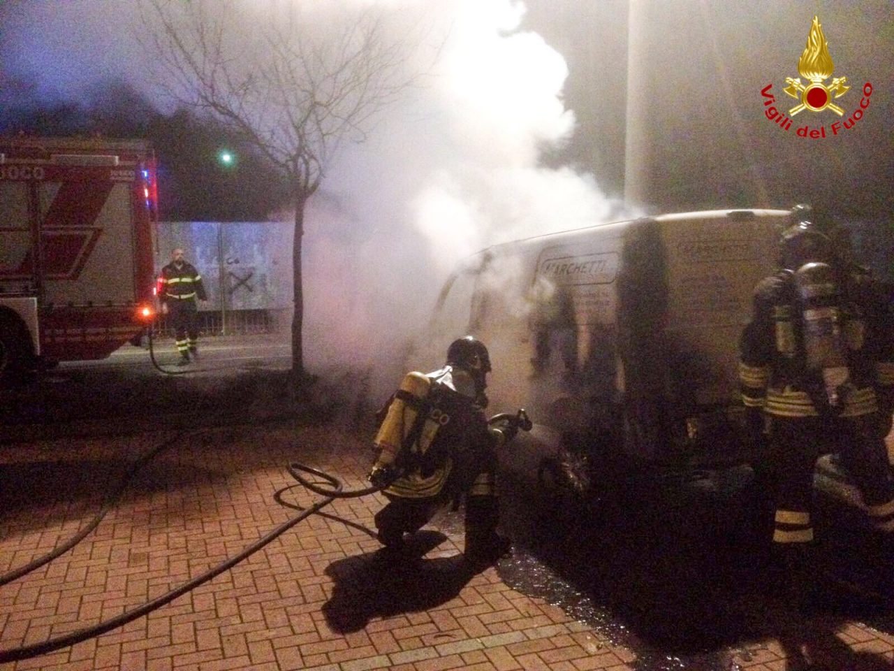 Veicolo in fiamme a Fagnano Olona