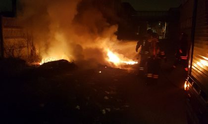 Incendiati rifiuti a Baranzate