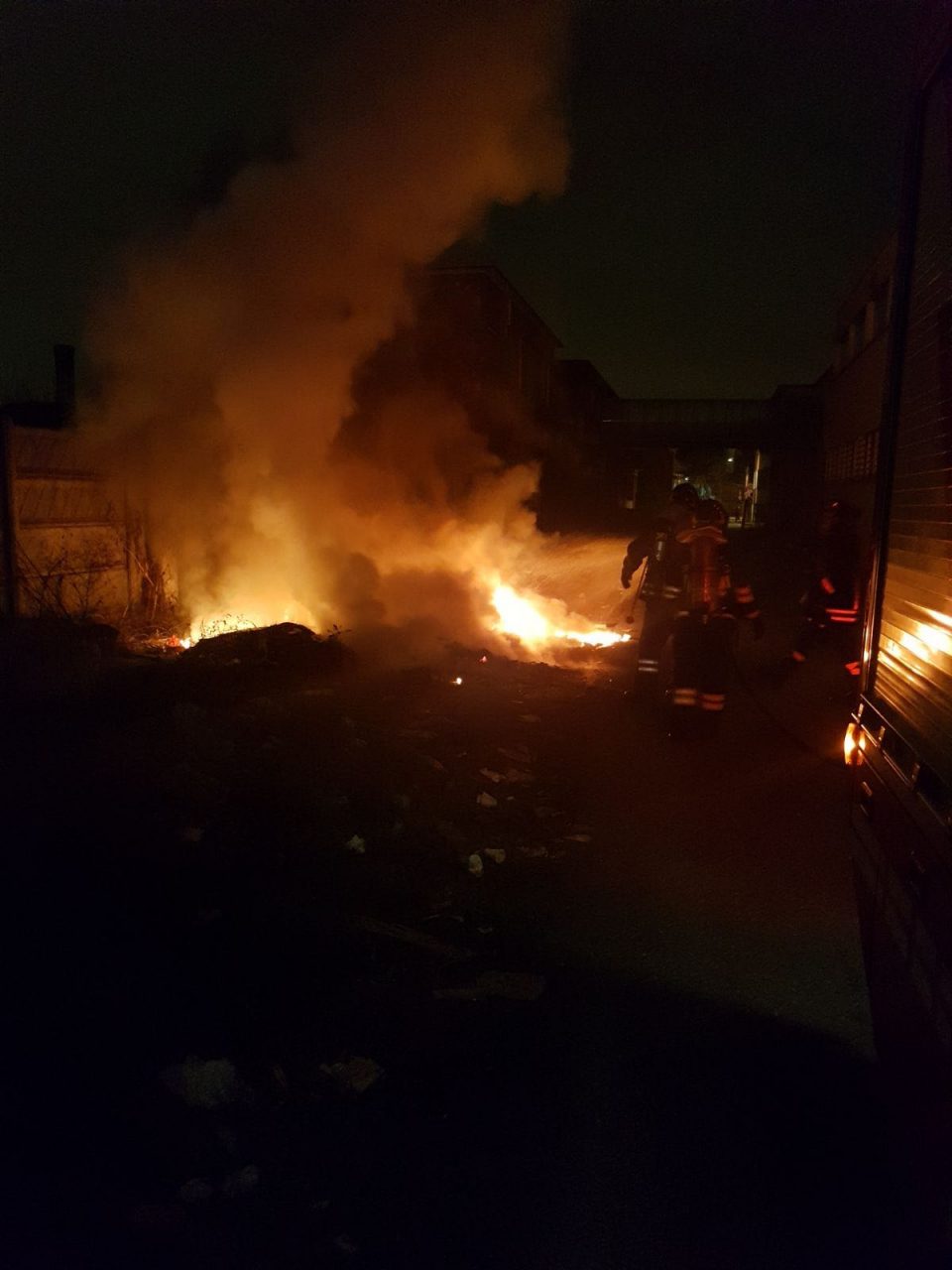 Incendiati rifiuti a Baranzate