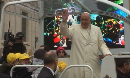 Bimbi di Legnano sulla papamobile con Papa Francesco