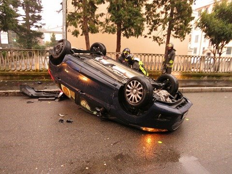 Schianto tra auto, una ribaltata l’altra contro la cinta