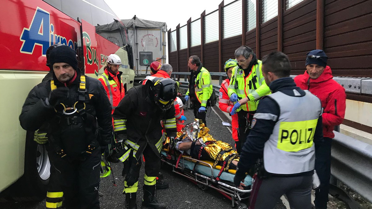 Grave incidente in autostrada tra autobus e Tir Arriva l’elicottero