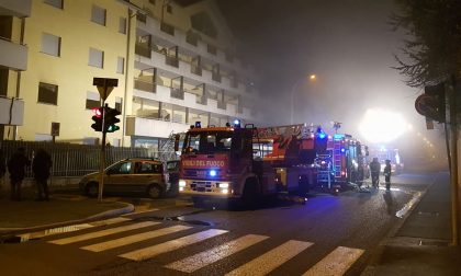 Scoppia incendio in casa anziana salvata