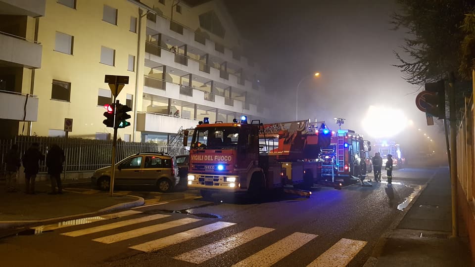 Scoppia incendio in casa anziana salvata