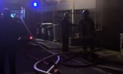 Incendio in una palazzina tutti evacuati VIDEO