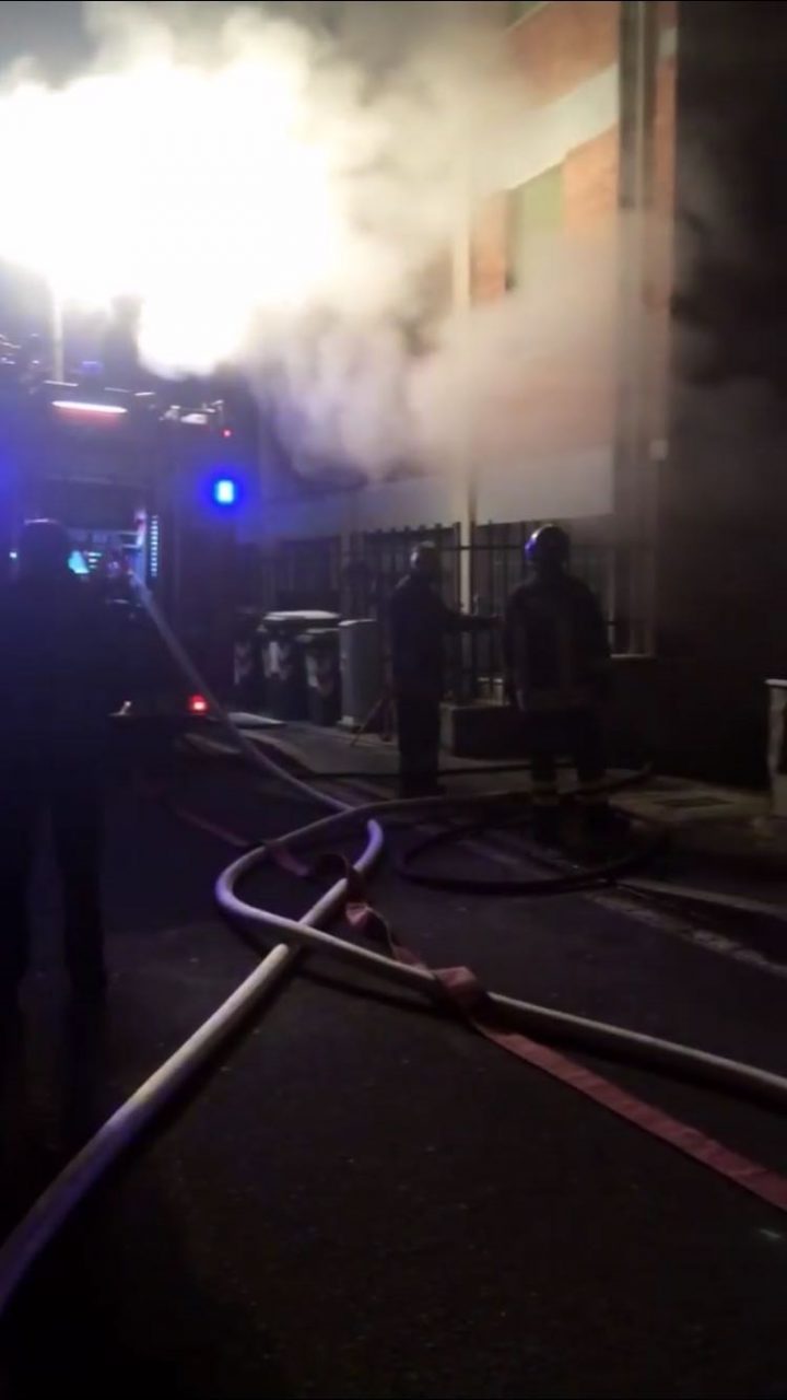 Incendio in una palazzina tutti evacuati VIDEO